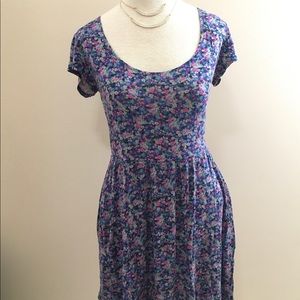 Floral short-sleeved dress with scoop neck